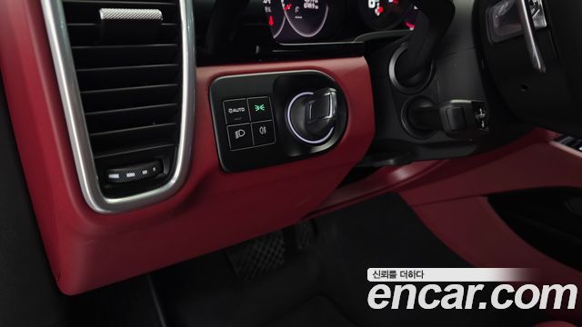 Porsche Cayenne 2022 — photo 28