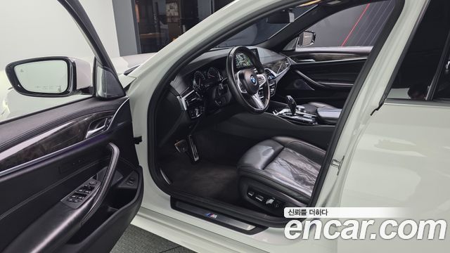 BMW 5-Series 2018 — photo 10