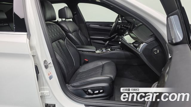 BMW 5-Series 2018 — photo 11