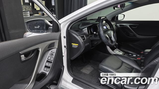 Hyundai AVANTE 2012 — photo 13