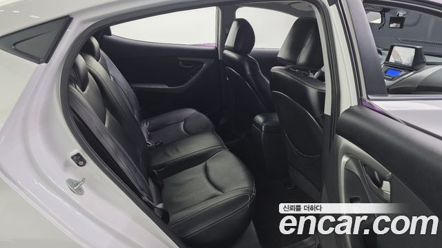 Hyundai AVANTE 2012 — photo 17