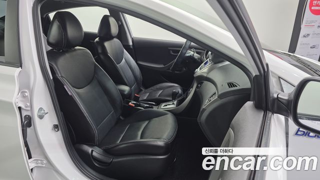 Hyundai AVANTE 2012 — photo 16