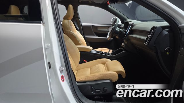 Volvo XC40 2022 — photo 16