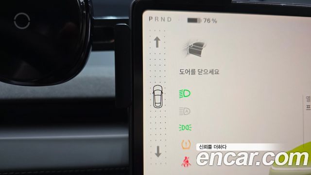 Tesla Model Y 2025 — photo 9