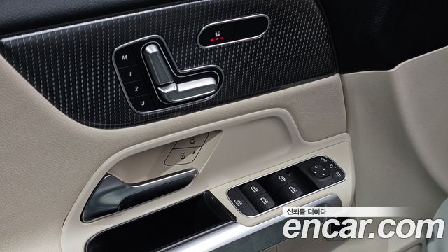 Mercedes-Benz GLB-Class 2020 — photo 23