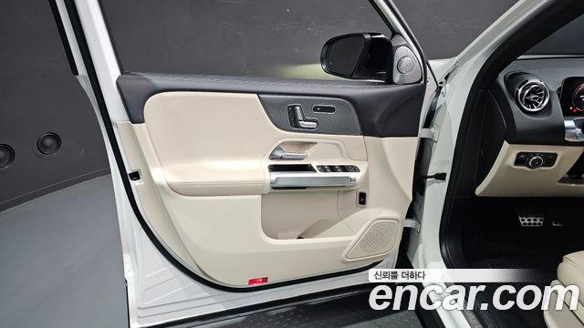 Mercedes-Benz GLB-Class 2020 — photo 14