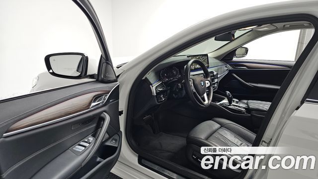 BMW 5-Series 2023 — photo 13