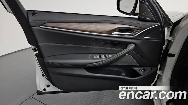 BMW 5-Series 2023 — photo 14