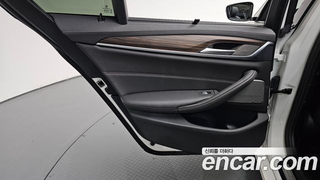 BMW 5-Series 2023 — photo 15