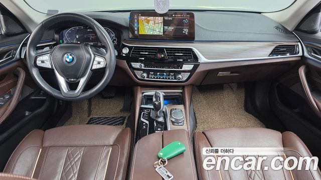 BMW 5-Series 2023 — photo 10