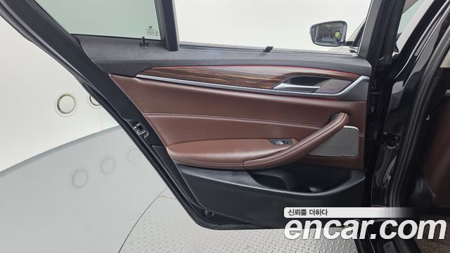 BMW 5-Series 2023 — photo 13