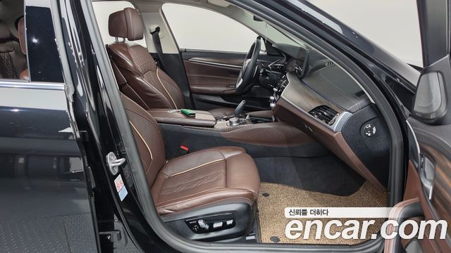 BMW 5-Series 2023 — photo 14