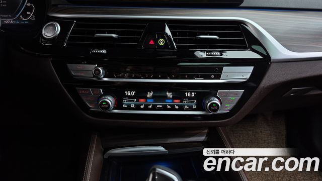 BMW 5-Series 2023 — photo 31