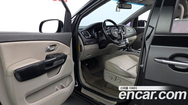 Kia Canival 2015 — photo 10