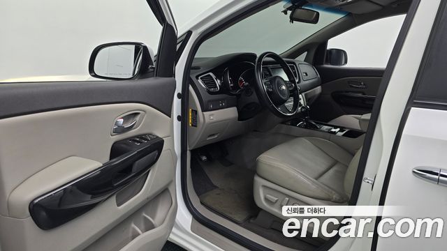 Kia Canival 2015 — photo 13