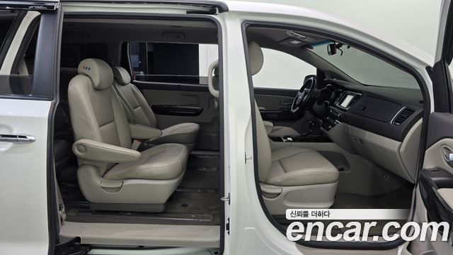 Kia Canival 2015 — photo 17