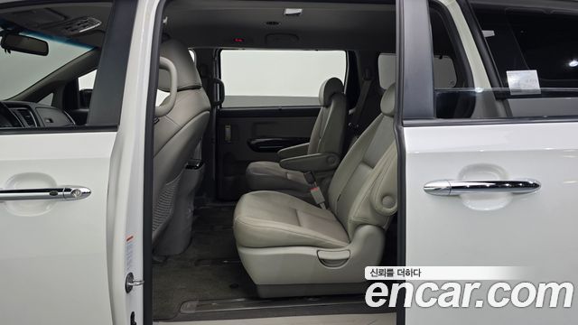 Kia Canival 2015 — photo 18
