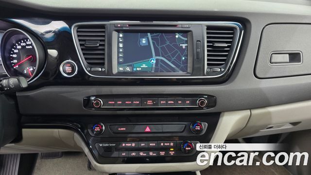 Kia Canival 2015 — photo 20