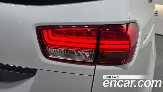Kia Canival 2015 — photo 9