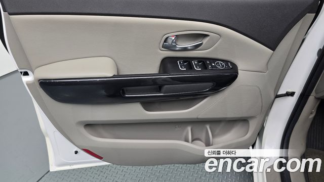 Kia Canival 2015 — photo 14