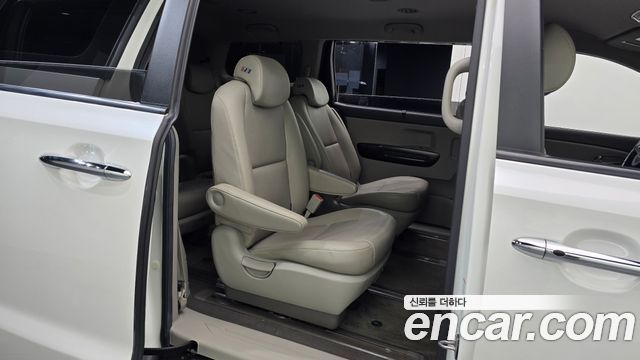 Kia Canival 2015 — photo 16