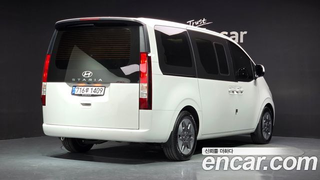 Hyundai Staria 2025 — photo 2
