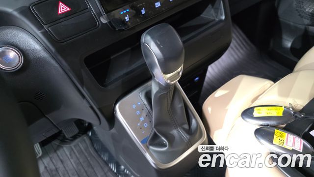 Hyundai Staria 2025 — photo 12