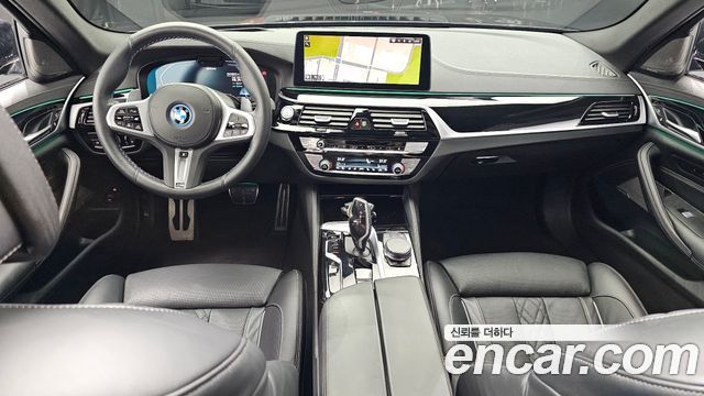 BMW 5-Series 2023 — photo 10