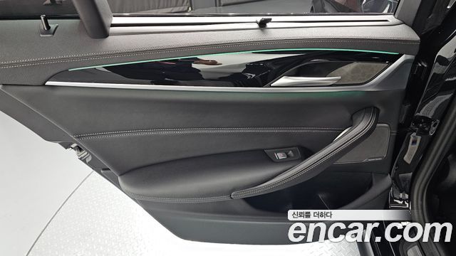 BMW 5-Series 2023 — photo 15