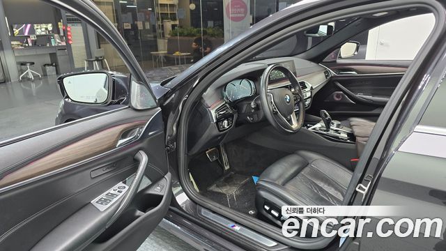BMW 5-Series 2018 — photo 10