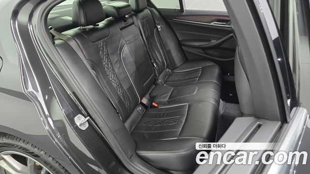 BMW 5-Series 2018 — photo 11