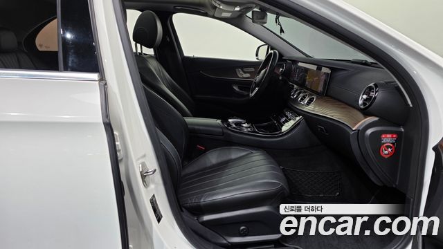 Mercedes-Benz E-Class 2019 — photo 17