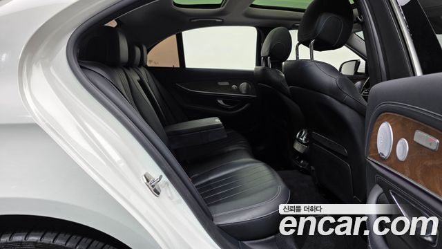 Mercedes-Benz E-Class 2019 — photo 18