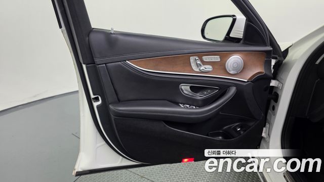 Mercedes-Benz E-Class 2019 — photo 14