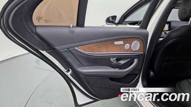 Mercedes-Benz E-Class 2019 — photo 15