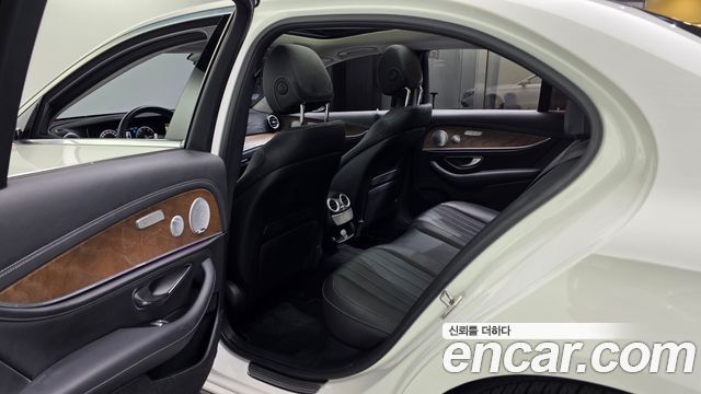 Mercedes-Benz E-Class 2019 — photo 16