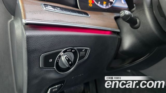 Mercedes-Benz E-Class 2019 — photo 30