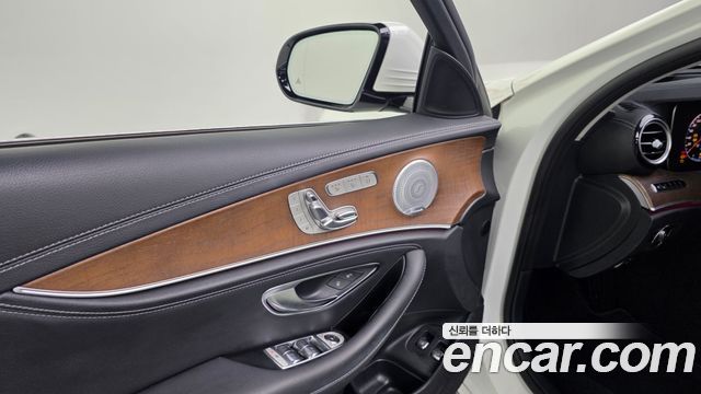 Mercedes-Benz E-Class 2019 — photo 36