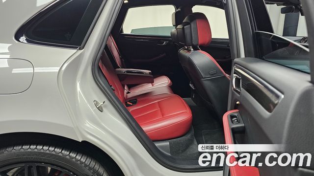 Porsche Macan 2023 — photo 18