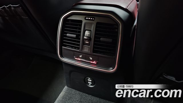 Porsche Macan 2023 — photo 24
