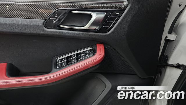 Porsche Macan 2023 — photo 29
