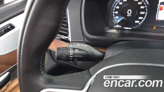 Volvo XC90 2019 — photo 31