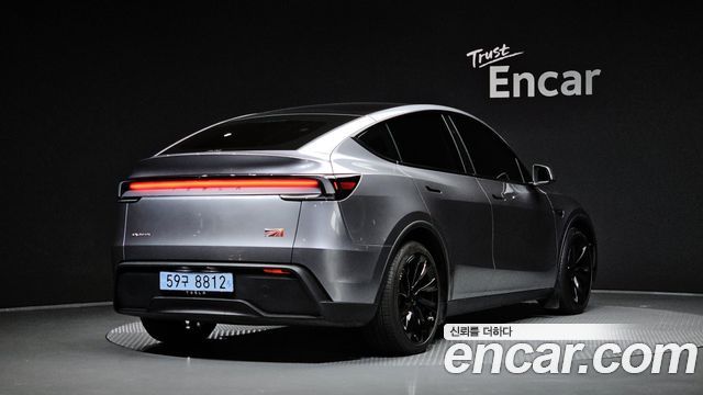 Tesla Model Y 2025 — photo 2