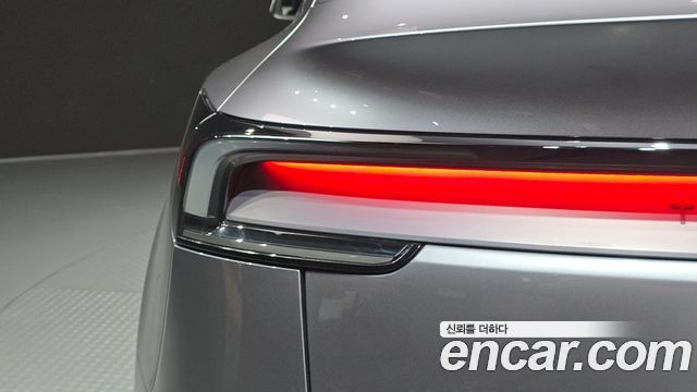 Tesla Model Y 2025 — photo 9