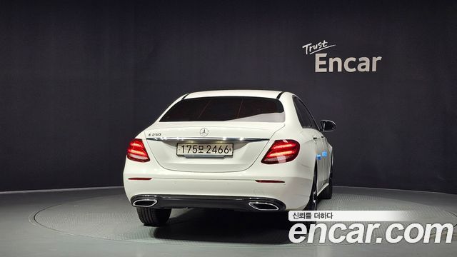 Mercedes-Benz E-Class 2020 — photo 4