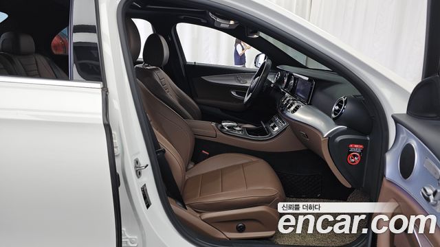 Mercedes-Benz E-Class 2020 — photo 17