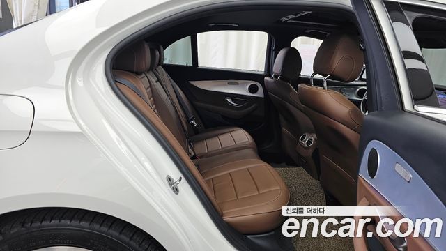 Mercedes-Benz E-Class 2020 — photo 18