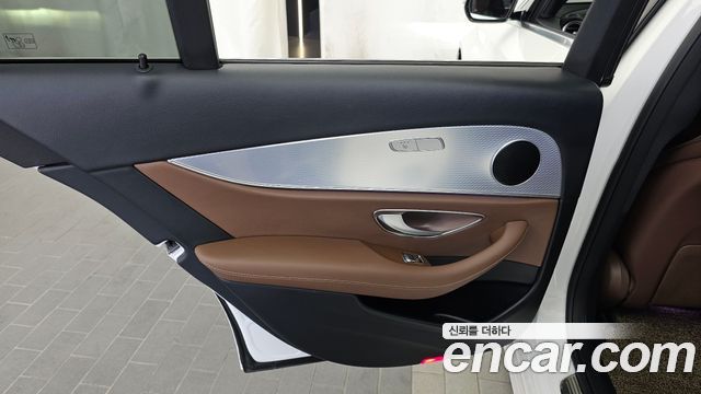 Mercedes-Benz E-Class 2020 — photo 15