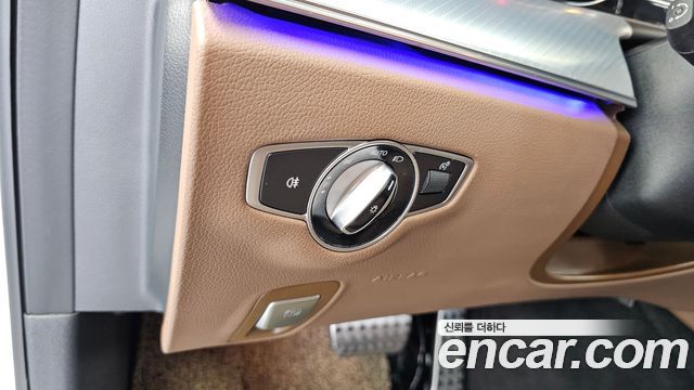 Mercedes-Benz E-Class 2020 — photo 31