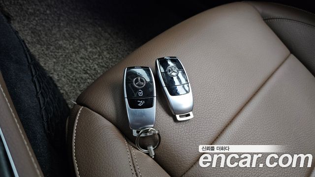 Mercedes-Benz E-Class 2020 — photo 32